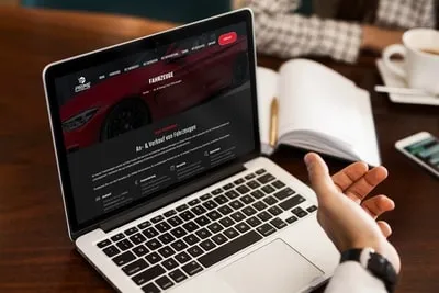 Betreuung und Verwaltung der Webseite am Laptop